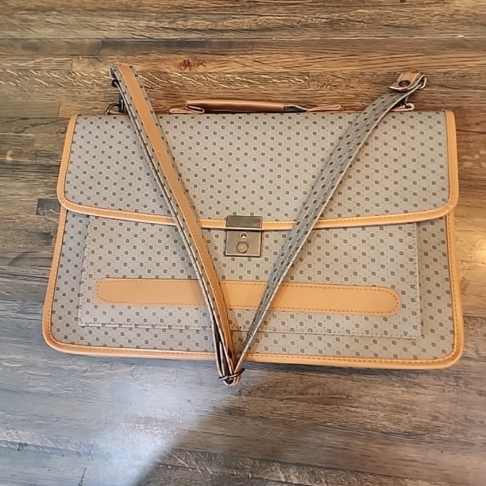 Unbranded Briefcase W/5 Pieces That Fit Perfectly Inside Each Bag made in China